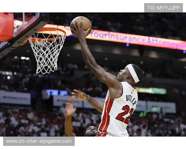 NBA热火巴特勒强硬突破造成杀伤扭转局势