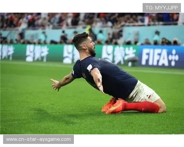 吉鲁背身做球助攻队友轻松破门