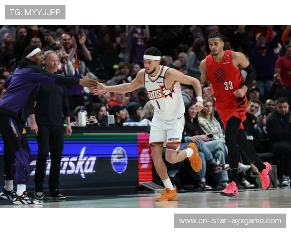 太阳布克行进间三分飙射，带领球队打破僵局