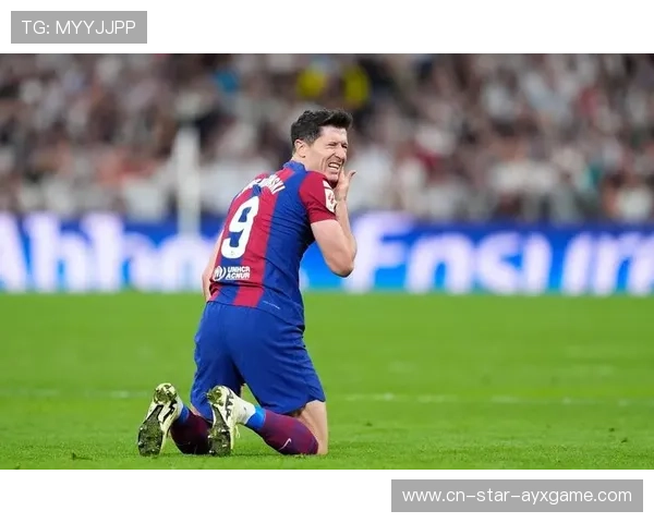 巴萨莱万背身转身倒钩建功：从球场到训练场的极致魅力